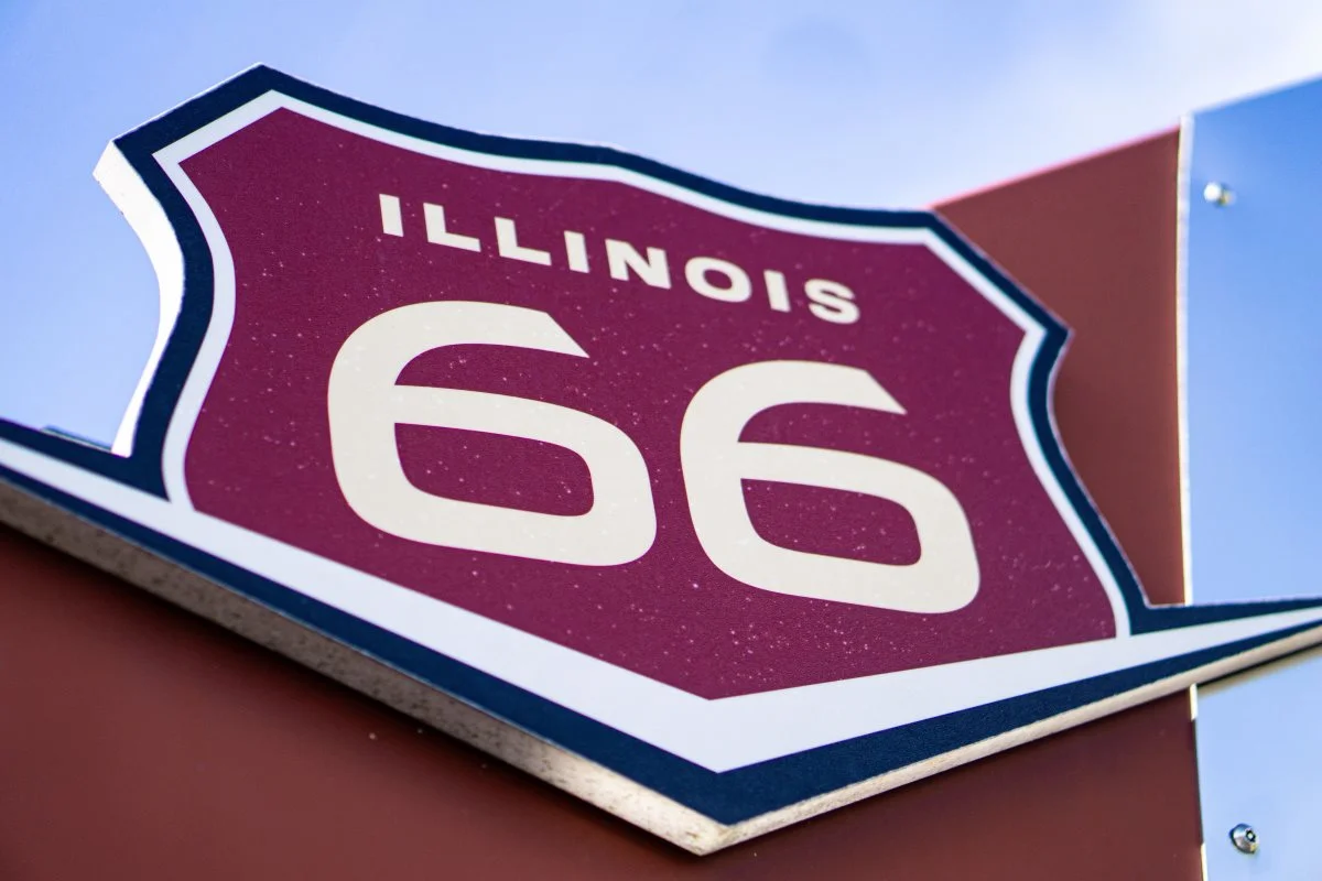 Den ikoniske diner ligger i Springfield, Illinois, og lægger ikke skjul på, at den ligger lige ud til Route 66.