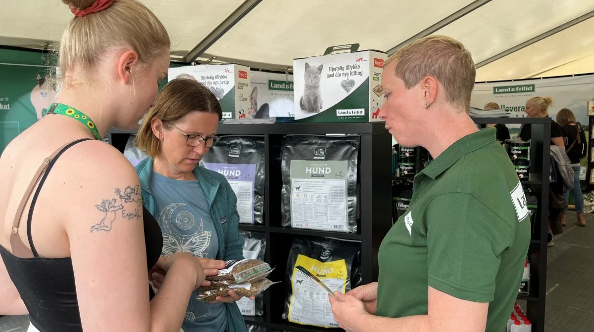 Land & Fritid havde en stor stand på dyrskuet, hvor man kunne få gode råd af dyrlæge Karen Tjørnelund (th), der også er klummeskribent på LandbrugØst.