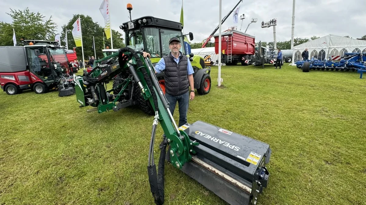 Røstofte Maskiner havde Europapremiere uden for England på en helt ny Spearhead-armklipper med variabel fremadrettet rækkevidde med en teleskopisk sektion. På billedet er det Lars Nøhr, der er ansvarlig for Røstofte Maskiners Spearhead-program. Foto: Per Jørgensen