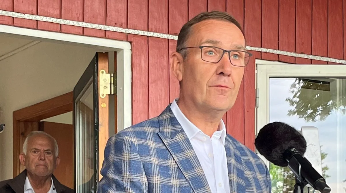 Villads Sørensen konstaterede i sin åbningstale, at det er nemt at have en holdning uden at have viden. - Det er blandt andet derfor, at Roskilde Dyrskue er så vigtigt, pointerede han. I baggrunden ses den tidligere dyrskueformand, Povl Fritzner. Foto: Jesper Hallgren 