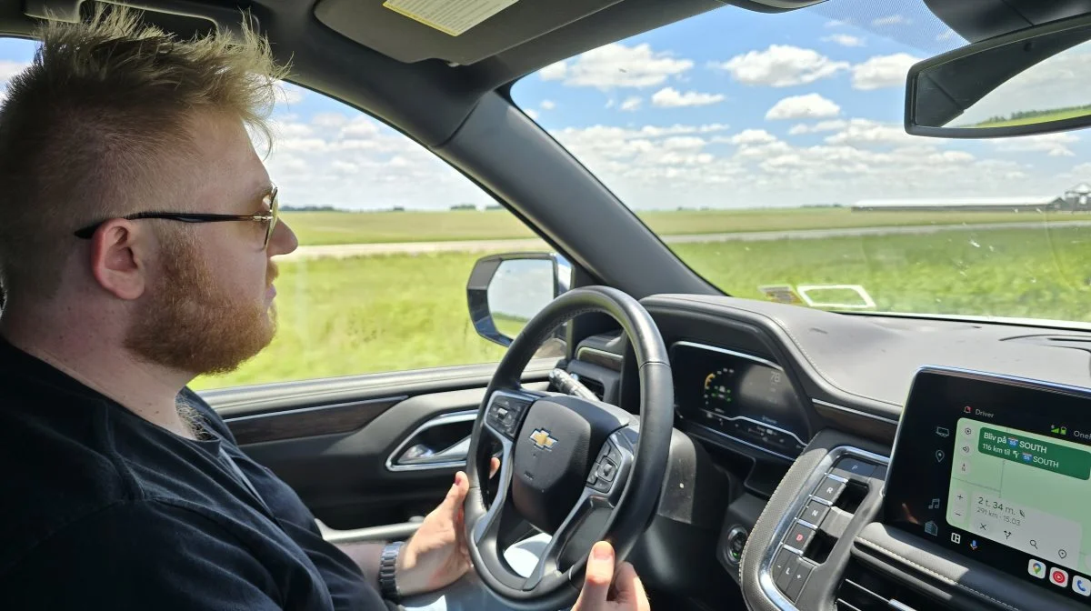 Journalist Daniel Barber er chefpilot på reportagebilen - her på vej til høstkaravanen i Texas tidligt lørdag morgen.