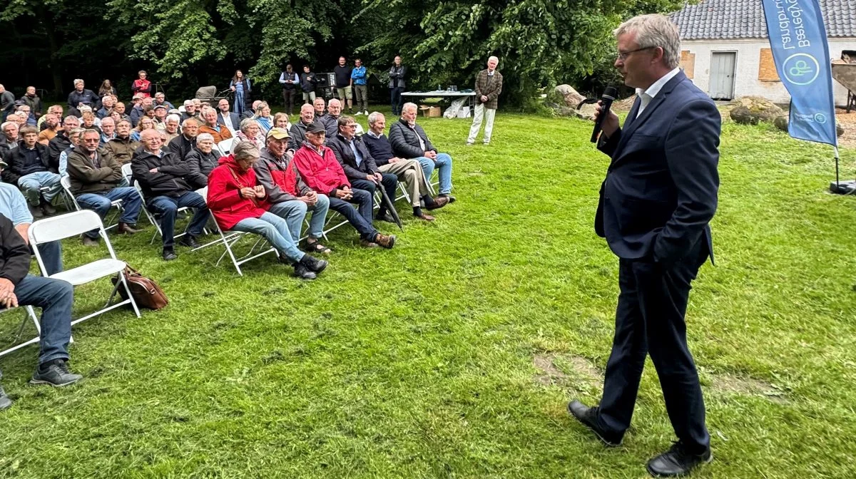 Fødevareminister Jacob Jensen (V) er alvorligt bekymret for den polarisering mellem land og by, som han oplever i disse år. Det pointerede han på Bæredygtigt Landbrugs sommermøde, der blev afviklet på Gunderslevholm Gods ved Herlufmagle nord for Næstved. Foto: Jacob Lund-Larsen