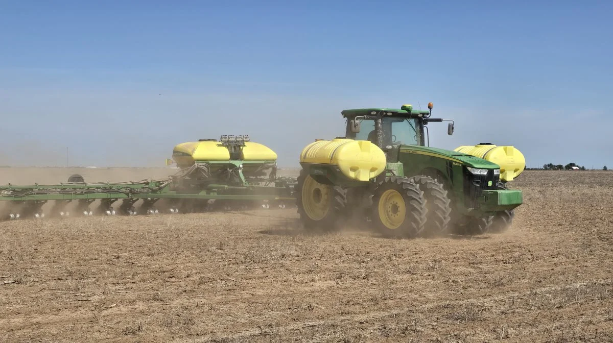 Såningen er stadig i gang her i starten af juni, mens der høstes vinterhvede på nabomarkerne. Her sås der sorghum eller milo, som Texas-farmerne kalder det.