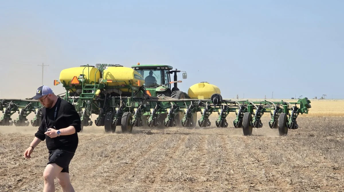 I fem-seks timer er Effektivt Landbrug med rundt med Texas-farmerne på marktur, blandt andet til såning af sorghum.