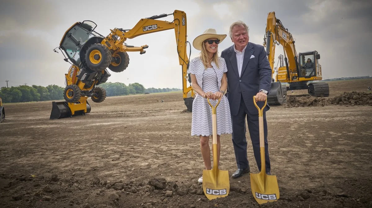 JCB-direktør Lord Bamford tog første spadestik til virksomhedens rekordstore fabrik i USA med sin datter Alice Bamford ved en ceremoni i San Antonio i Texas. Foto: JCB.