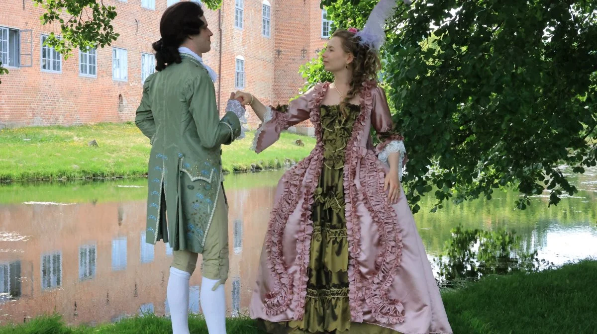 På Gammel Estrups 1700-talsfestival kan man opleve 1700-tallet for både høj og lav. Blandt adelen var det vigtigt at føre sig frem på en bestemt måde, og ved festivalen kan publikum komme til danseundervisning og lære at mestre tidens trin. Fotos: Jørgen Vest Rasmussen.