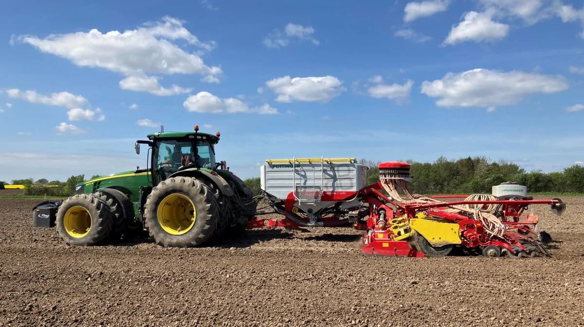 Med den nye Aerosem VT 6000 DD-rotorharvesåsæt fra Pöttinger kan Brdr. Langhoff præcist graduere korn og gødning, der er med til at optimere landbrugsdriften og imødekommer fremtidens krav til planteavlsproduktion og reducere arealet af efterafgrøder.