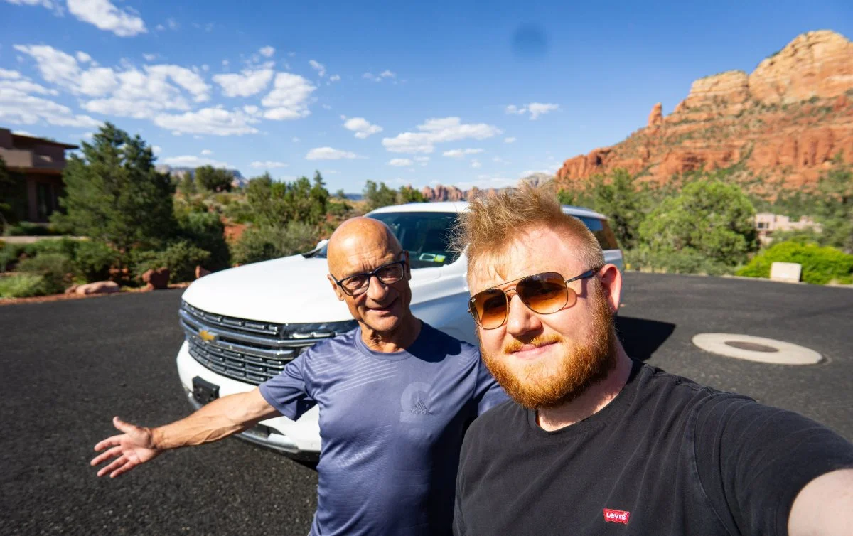 Fra venstre: Jørgen P. Jensen og Daniel Barber kører et smut syd for Route 66 for at besøge farmeren i Arizona - staten, der har fået tilnavnet »The Grand Canyon State«.