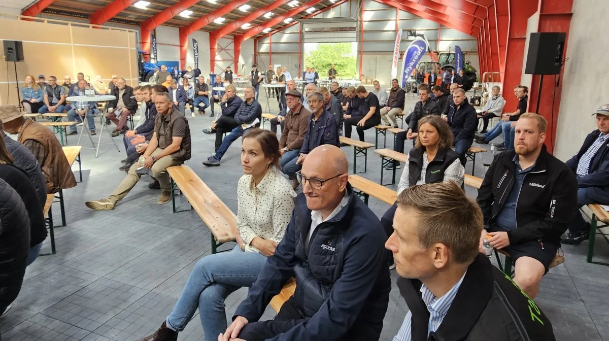 Fagdagen om generationsskifte, fremtidens landbrug, grøn omstilling og biogas blev holdt i maskinhallen hos Taagholm ved Rødekro. 