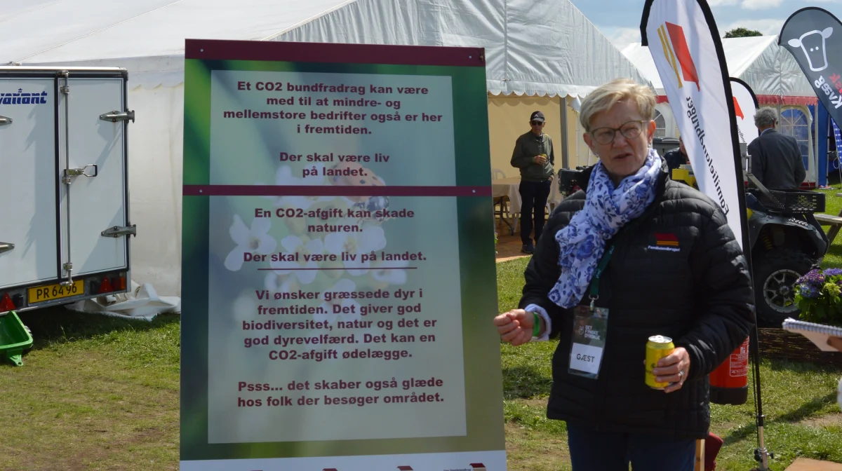 Formand for Fyns Familielandbrug, Merete Pedersen stod beredvilligt klar til en snak med dyrskuets besøgende om en kommende CO2-afgift. Foto: Camilla Bønløkke