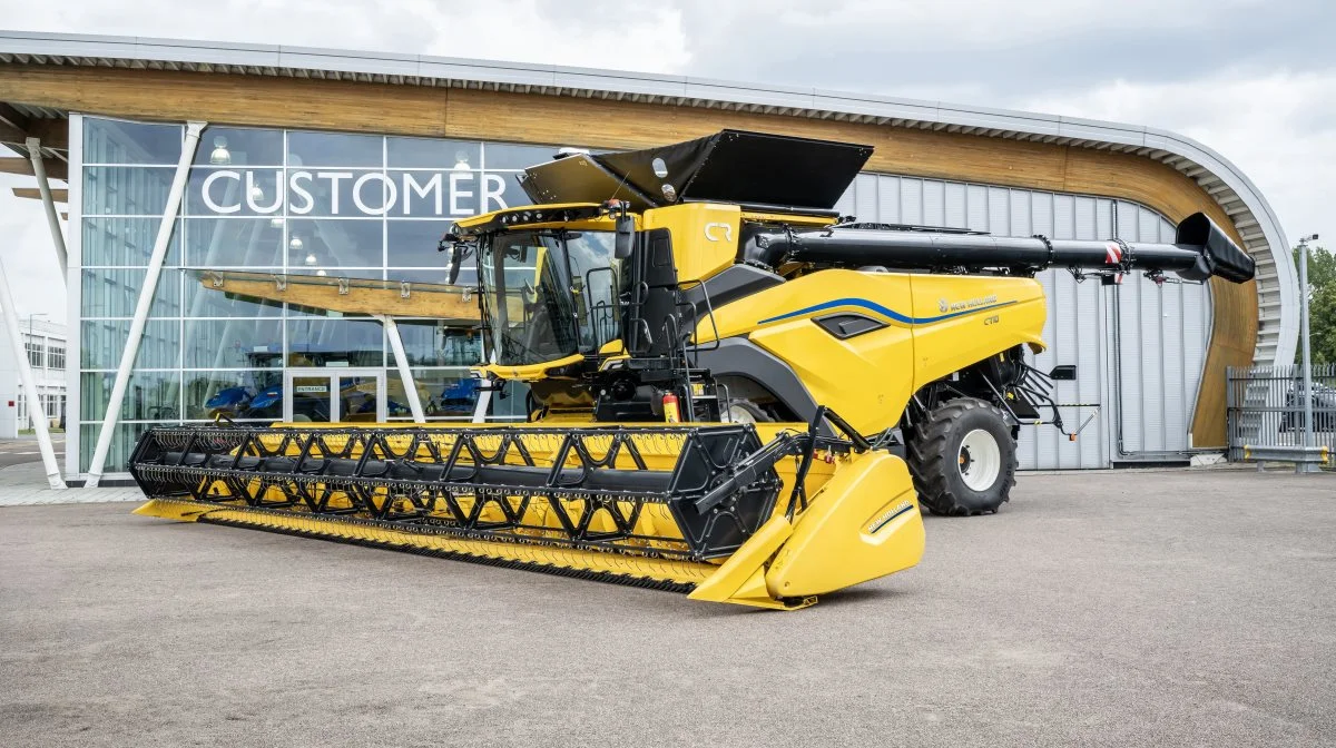 New Holland kommer med endnu en CR-mejetærsker, CR10, der er bygget på samme teknologi som CR11-tærskeren, der blev lanceret sidste år på Agritechnica-udstillingen. CR10-motoren er en 12,9-liters FPT Cursor 13 med en ydelse på 635 hk, og korntanken kan rumme 16.000 liter. Pressefoto