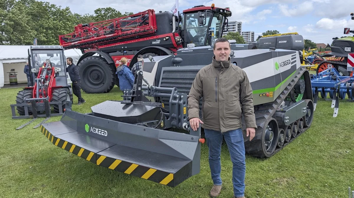 Salgskonsulent Mads Ravn Bonde foran flere af nyhederne fra Ringe Maskinforretning, ikke mindst AgXeed-traktorrobotten med en trækkraft på over 200 hk. I baggrunden den selvkørende AgriFac Vanguard 6000 liters sprøjte med 36 meter bom, og en 6 meter Bednar såmaskine med dybdeharve til direkte såning af korn med gødning og frøaggregat. Foto: Erik Hansen    