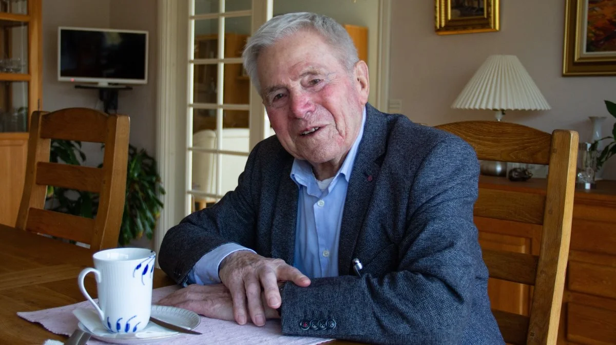 Aage Jacobsen (93) har hele livet været en handlingens mand. Var der noget indenfor dansk svineproduktion, han mente, at der burde gøres, så ventede han ikke på andres initiativ. Derfor er det noget af et begivenhedsrigt liv, som Aage Jacobsen nu kan se tilbage på. Foto: Anne Wolfenberg