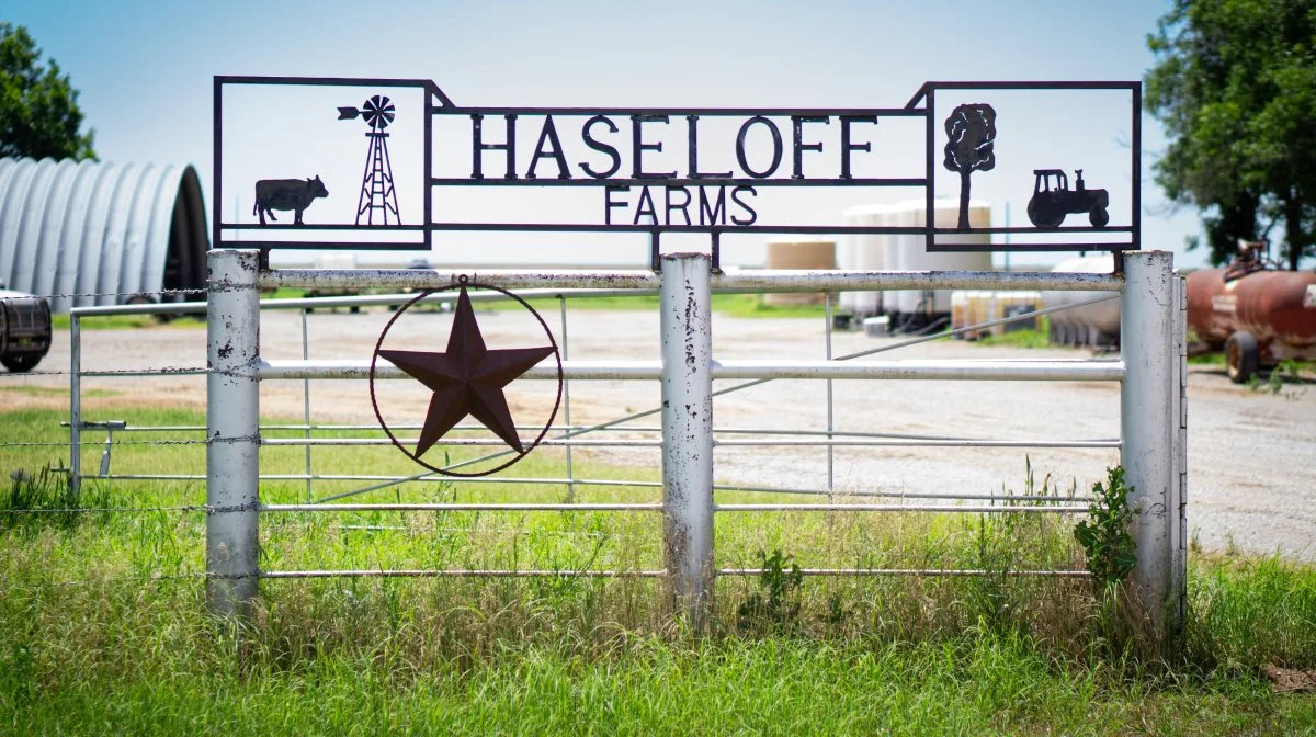 Indkørslen til Gerald Haseloffs farm er flot med familiens navn på.