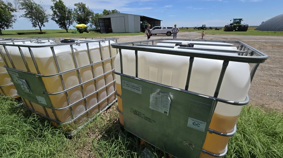 Der er ikke mange krav og regler i Texas - så glyphosat i store beholdere kan frit opbevares udendørs.