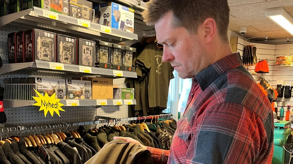 - For nogle år siden etablerede vi vores eget tøjmærke Mike Hammer, og det er blevet et populært brand, fortæller Jens Ditlev Rosenvinge fra Land & Fritid. Foto: Jesper Hallgren