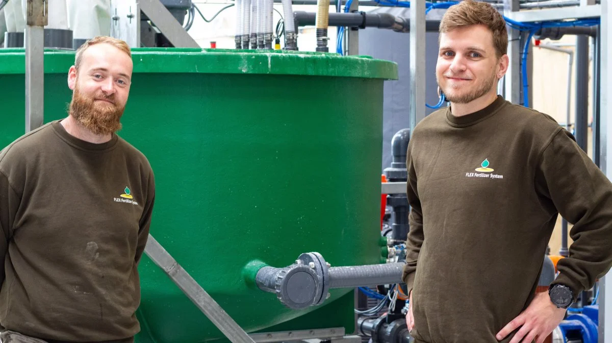Mikkel Skovsgaard Hansen (t.v) og Johannes Lassen (t.h) bygger Flex Fertilizer Systems blandingsanlæg. Foto: Søren Nørgaard.
