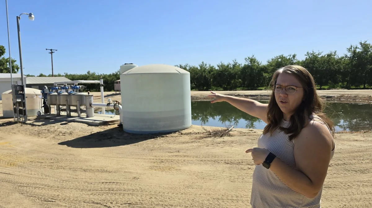 På Holtermanns farm ses her den livsnødvendige vanding, da det ikke regner det meste af året. - Vi blander den flydende gødning i fra den runde tank, viser Jenny Holtermann.