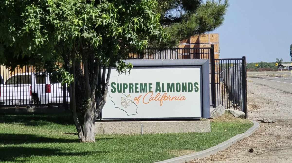 Som nabo til Holtermanns farm ligger firmaet Supreme Almonds of California, der forarbejder og pakker de høstede mandler.