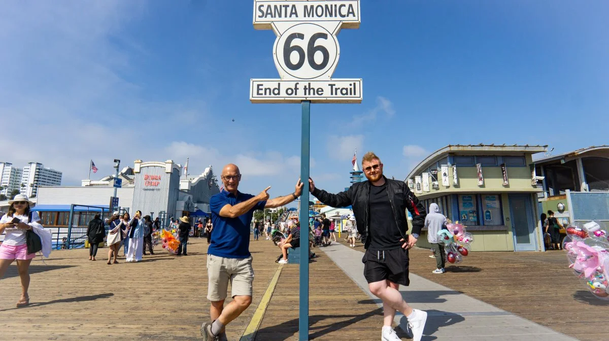 Her slutter Route 66 - i Los Angeles på Santa Monica Pier på kanten til Stillehavet efter 3.939 km fra Chicago. Effektivt Landbrugs to journalister, Daniel Barber (th) og Jørgen P. Jensen, har snakket med landmænd i ni stater undervejs.