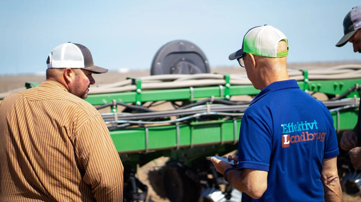 I Texas drøfter farmer Brian McLaughlin direkte såning med Effektivt Landbrugs journalist Jørgen P. Jensen. Foto: Daniel Barber