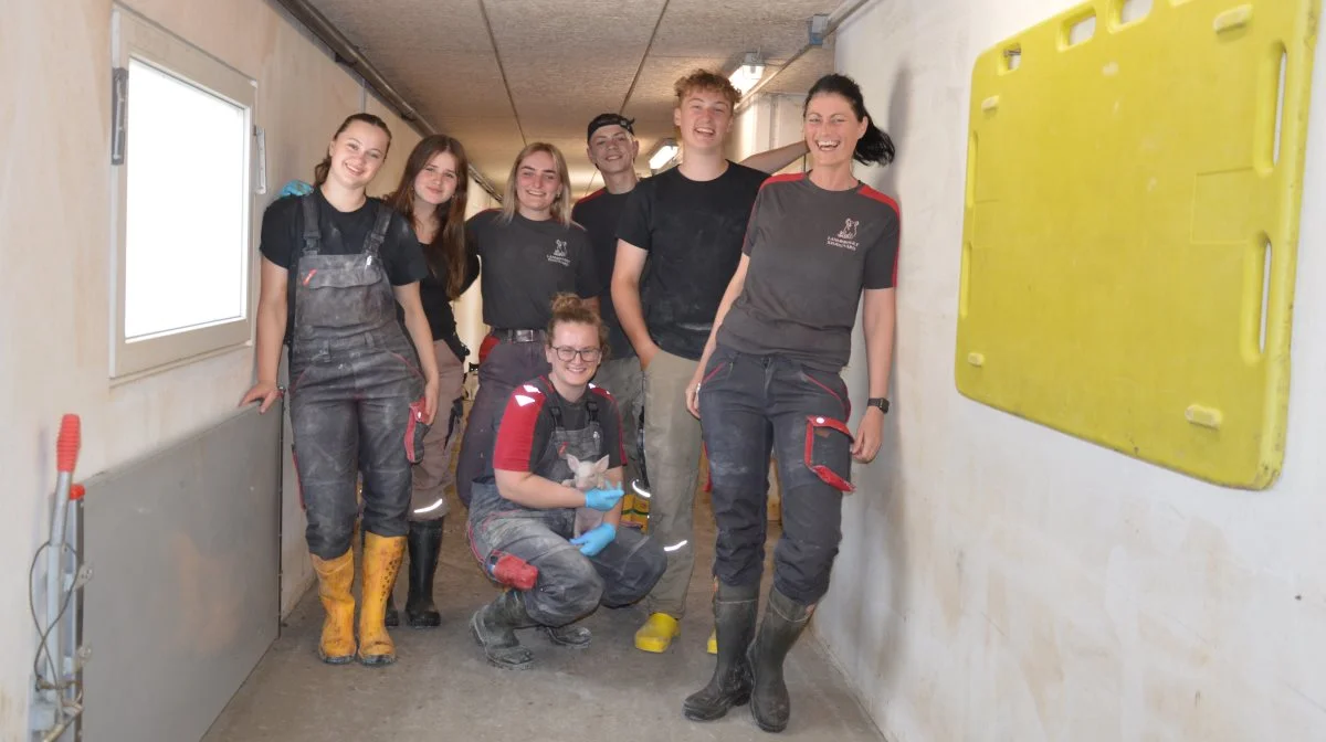 Flokken af unge stjerner på Stovgaard. Fra venstre er det: Silje, Agnes, Emma, Victor, Kalle og driftsleder Lizette Pilegaard og forrest Julia. Fotos: Camilla Bønløkke