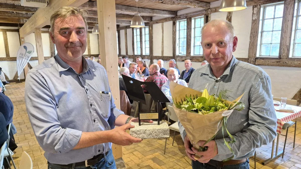 Formand Henrik Terp (tv) overrækker æresprisen Det Knækkede Plovskær til seniorrådgiver Erik Sandal, Velas, der blandt er tidligere bestyrelsesmedlem i FRDK og FRDK PløjefriRådgiver. Foto: Anne Kjærsgaard
