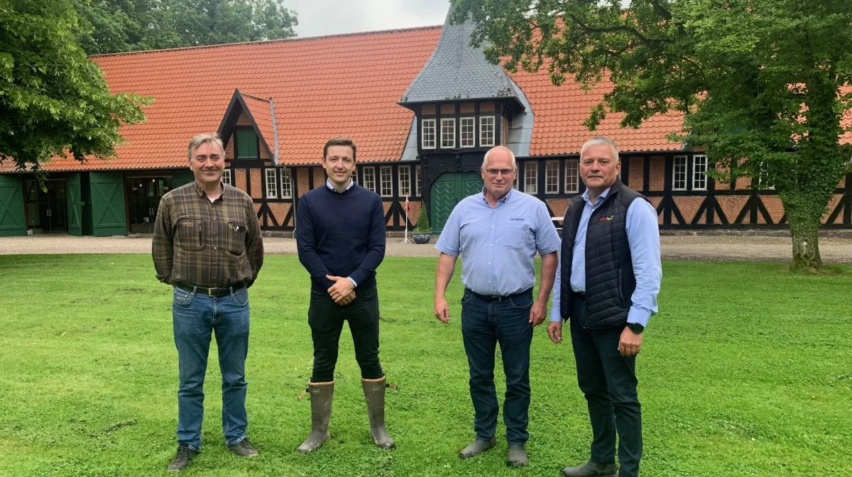 Driftsleder Henrik Terp (t.v.) står i spidsen for planteavlen på Sanderumgaard. Her dyrkes der blandt meget andet korn til fremavl, og det sker i samarbejde med Danish Agro. Han ses her foran den gamle herskabsstald på godset sammen med Jeppe Wurr Hybholt, Danish Agro, Henrik Ryberg, Syngenta og Henrik Hansen, Danish Agro. Fotos: Nordic Seed