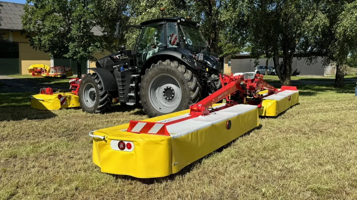 Pöttingers nyeste butterflyskårlæggere, Novacat H 9500 og H 11200 butterflyskårlæggere, tilbydes i arbejdsbredderne 9,5 og 11,2 meter. På billedet er det Novacat H 11200, der kan trækkes med en traktor helt ned til 160 hk. Foto: Per Jørgensen