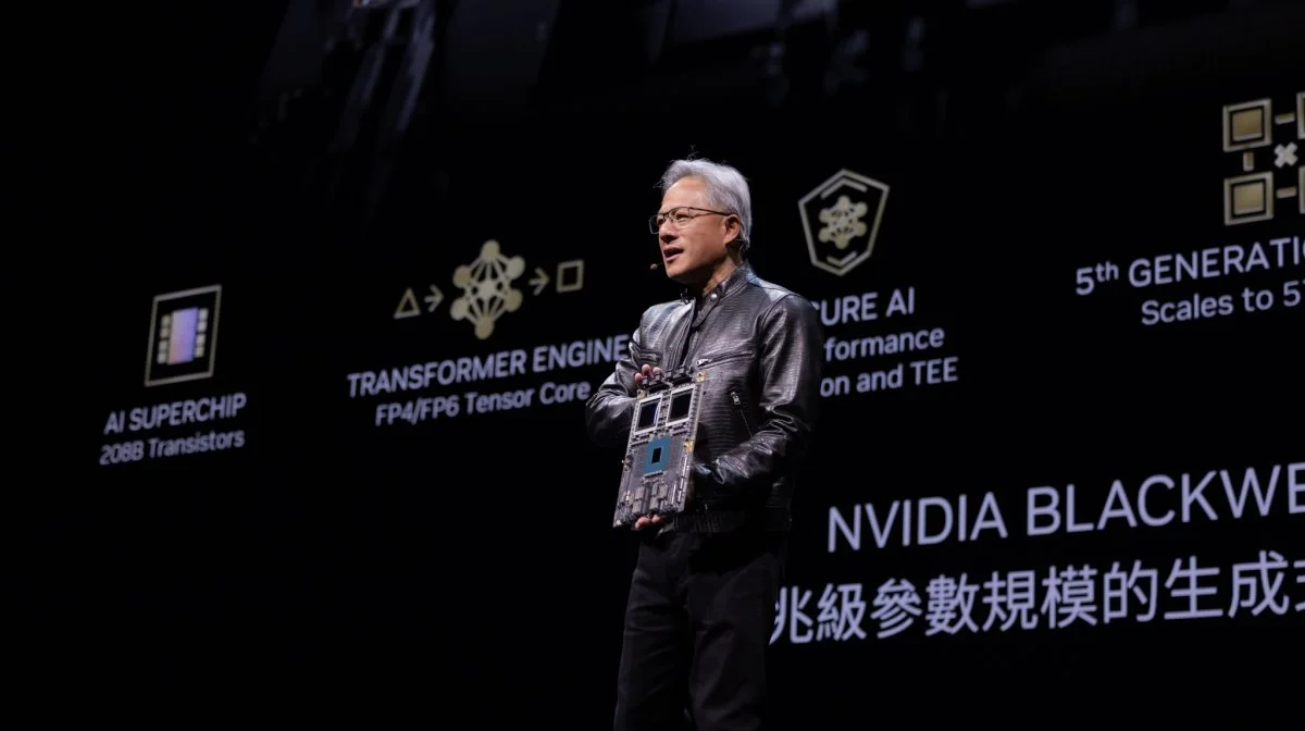 En af de store amerikanske virksomheder, hvis aktier har klaret sig godt i år, er teknologiselskabet Nvidia baseret i Santa Clara, Californien. Her ses selskabets topchef Huang Jensen præsentere den nye GB200 Grace Blackwell Superchip. Pressefoto