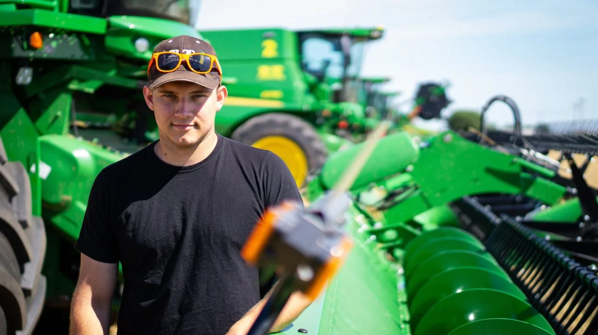 - Jeg kommer fra Fårup mellem Randers og Hobro og er uddannet landbrugsmaskinmekaniker, fortæller Andreas Herslund, inden han sammen med de andre mejetærskerpiloter skal i gang med service på maskinerne. Foto: Daniel Barber