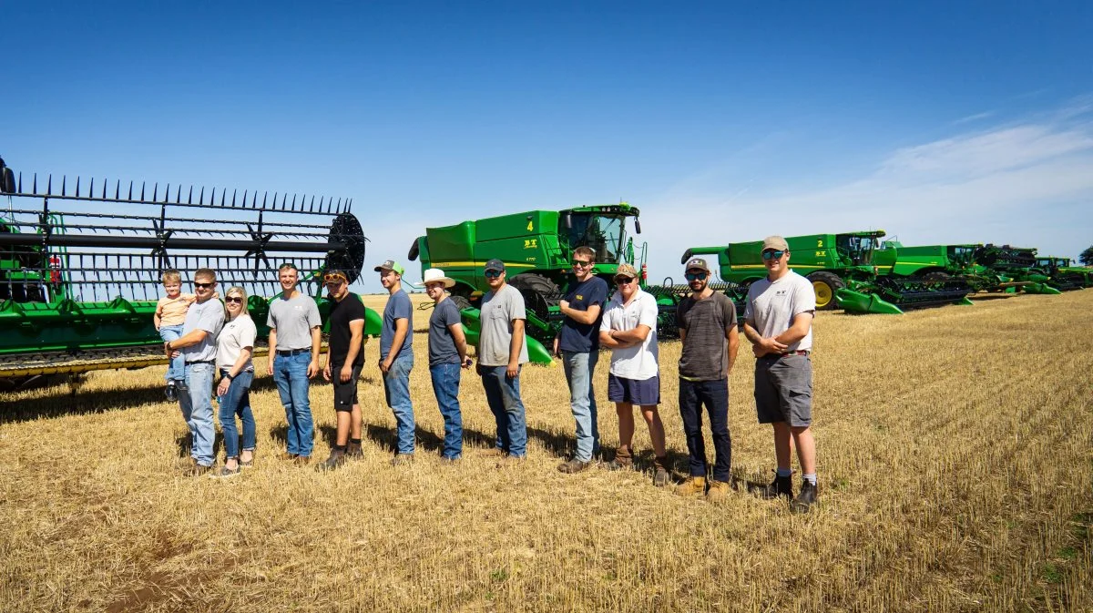 Hele holdet på BT Harvester-høstkaravanen. Fra venstre ejer Anders og Amanda Buus Thomsen med lille Axel. Derefter Nikolaj Søvndahl og Andreas Herslund fra Danmark. Så James Sutcliffe, UK, Robert Goldsmith, UK, Wilco de Weerd, Holland, Bradley Ward-Smith, UK, Jack Neylan, Kenya, Jamie Colbert, Australien og endelig Joshua Stone, UK.