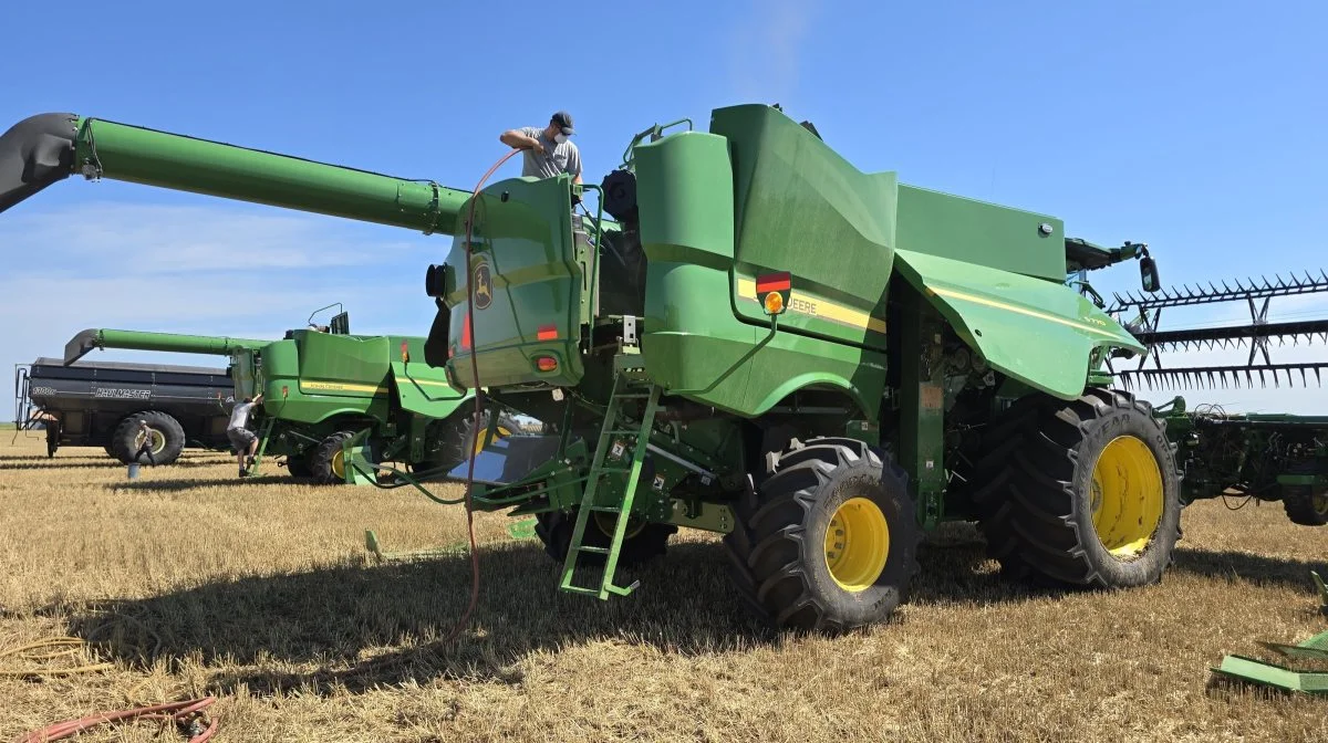 Rensning og klargøring af de fem nye John Deere-mejetærskere før start på dagens høst.