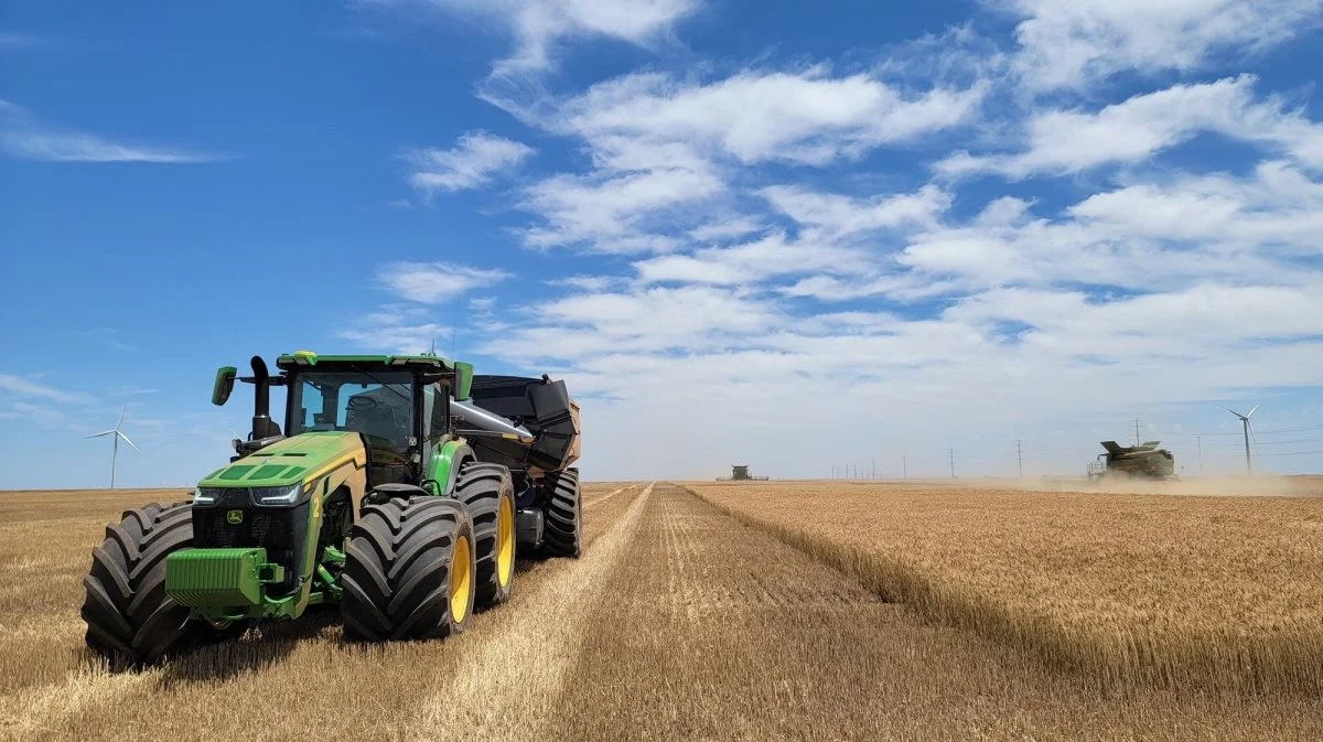 Hvedehøsten er i fuld gang i Texas - her høster BT Harvester, der er én ud af måske 100 høstkaravaner i området. Foto: Privat