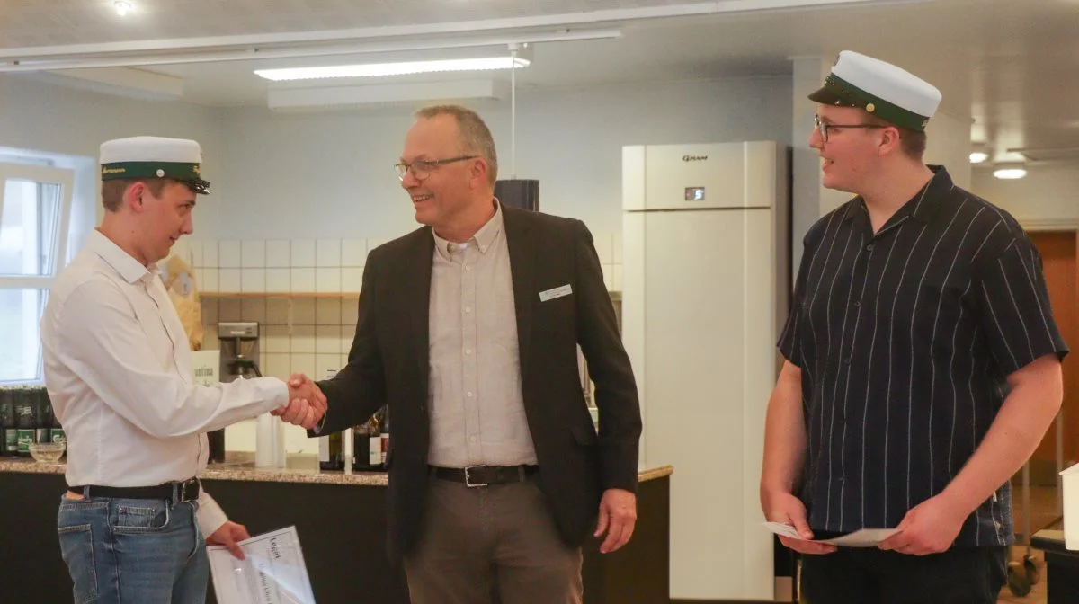 Magnus Uhre Mortensen fra Varde og Dennis Goselink fra Horne fik hver tildelt et legat på 10.000 kroner fra Fonden Aarupgård, da de for nylig sprang ud som landmænd fra Grindsted Landbrugsskole. Fotos: Grindsted Landbrugsskole