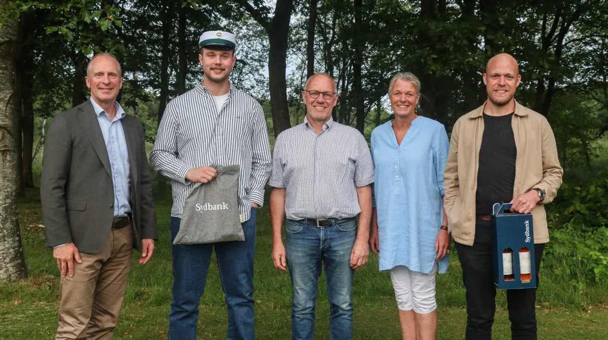 Anders Mogensen (tv), Sydbank, overrakte 15.000 kroner til Lasse Haahr Larsen fra Ølgod (nr. 2 fra venstre), som her ses sammen med sin arbejdsgiver, ejeren af Kroghsminde Økologi.