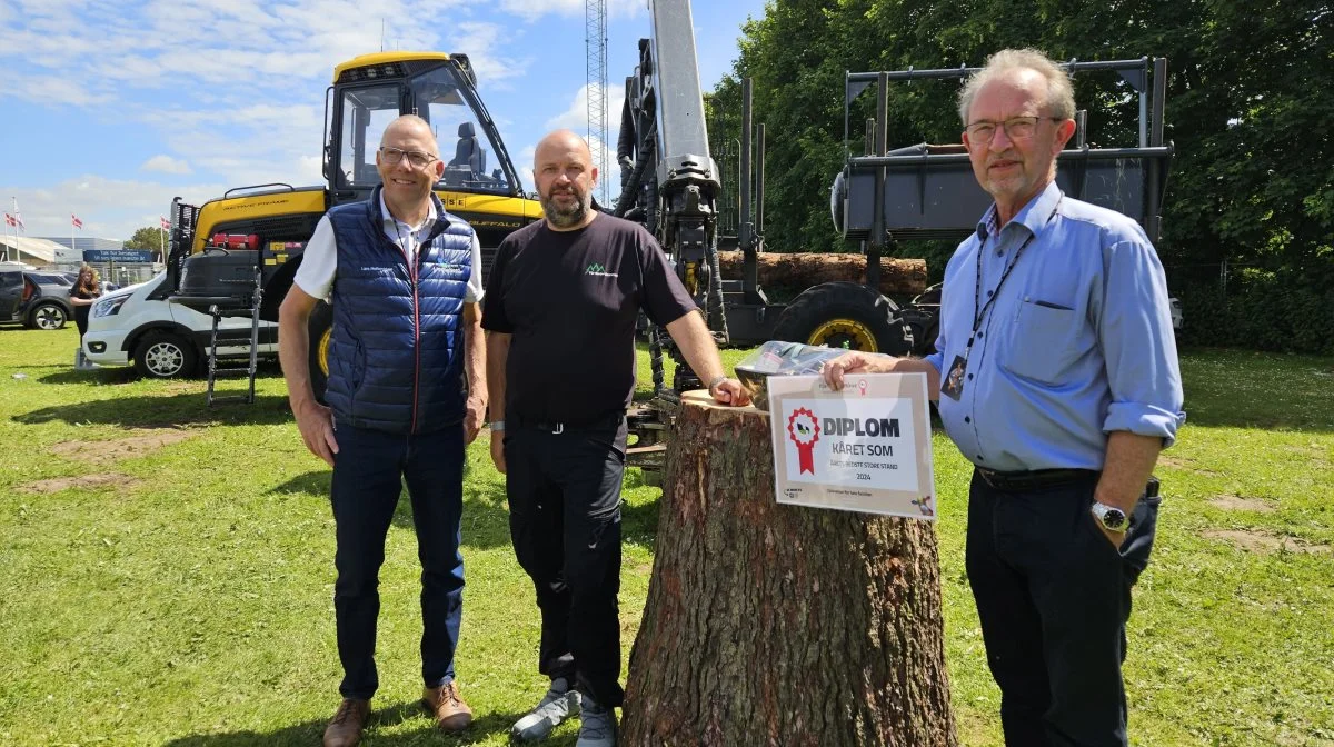 Troels Kristensen, TK Skovservice (i midten) havde årets bedste store stand. Prisen blev overrakt af dyrskueformand Lars Mellemkjær (tv) og Søren Ulrik Sørensen (th). Fotos: Christian Carus