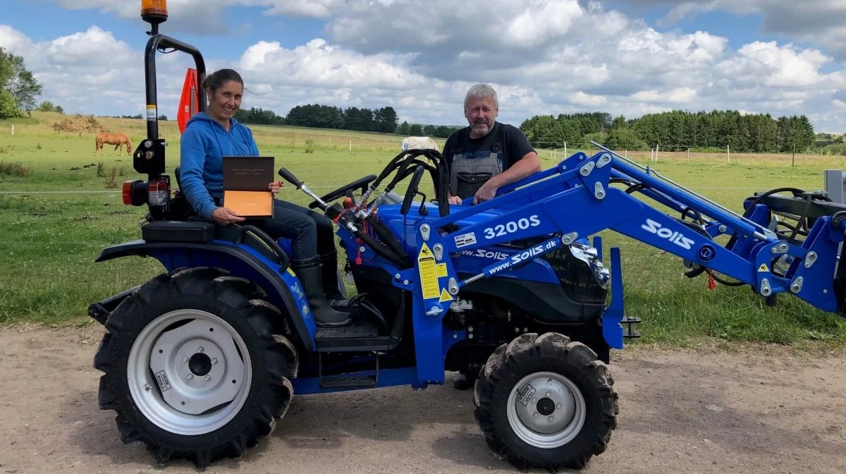 Michael og Tina købte på Roskilde Dyrskue Solis-traktor nummer 500 på Roskilde Dyrskue. Det er Lintrup Maskinhandel, der er importør af Solis-traktorerne til det danske marked.