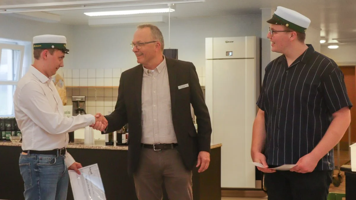 Fonden Aarupgård overrakte to legater á 10.000 kroner. De gik til Magnus Uhre Mortensen fra Varde, (tv) og Dennis Goselink fra Horne, (th).