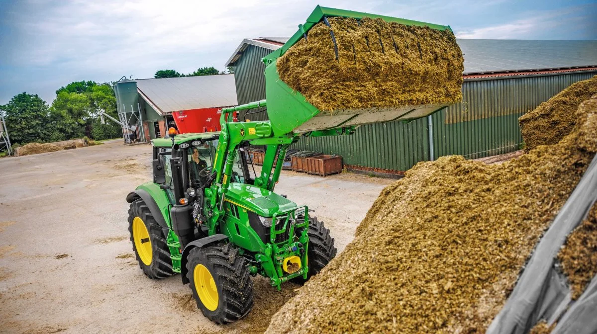 John Deere 6M er tiltænkt en lang række forskellige opgaver på både små og store landbrugsbedrifter. 