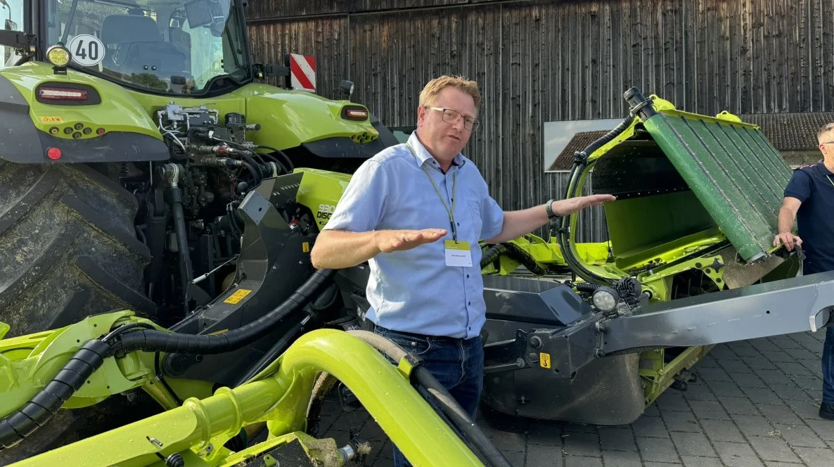 Claas lancerer to nye skårlæggersæt, der tilbydes i en let udgave uden crimper og en tungere udgave med crimper. Disco Direct-skårlæggersættet uden crimper kræver minimum en traktor på 180 hk og henvender sig til økologer og landmænd med energiafgrøder. På billedet ses produktchef Iwer Johannes Dall fra Danish Agro Maskiner fortælle om de nye Disco-skårlæggere. Fotos: Per Jørgensen