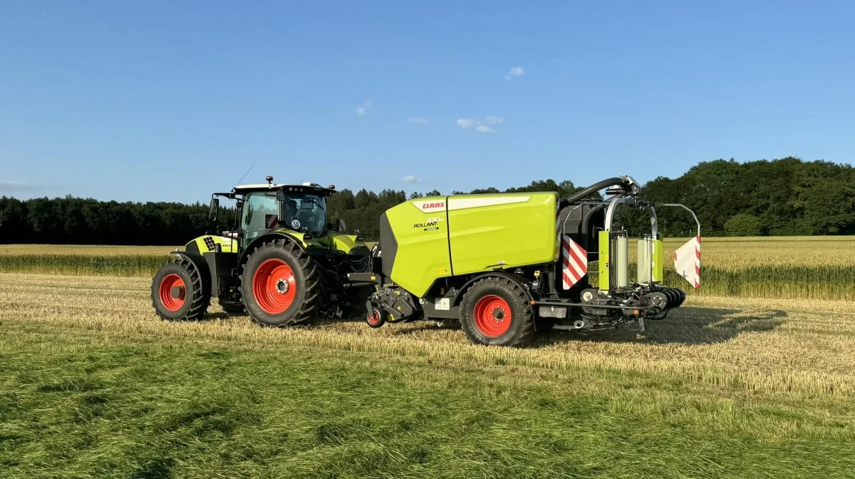 Der er tilføjet endnu en rundballepresser i Claas Rollant-serien med modelbetegnelsen 630 RC Uniwrap. Presseren leveres med den nye Claas Multiflow-pickup. Foto: Per Jørgensen