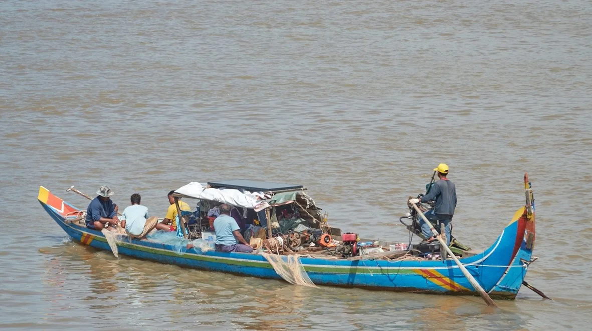 Mekong floden er en af verdens vigtigste floder som løber fra Himalaya bjergene i nord til Vietnam i syd – og undervejs giver liv til omkring 80 millioner mennesker.

