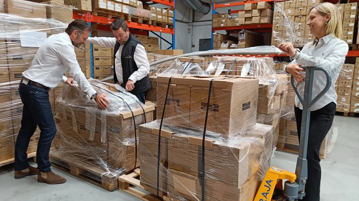 Ny hjemmeside og webshop har gjort, at landmanden kan bestille det, han mangler om aftenen, og næste morgen er RN Solutions klar til at pakke ordren. På billedet ses Rune Quist Nielsen, CEO og grundlægger af virksomheden (i midten), belysningskonsulent og partner Jacob Michaelsen, og salgs- og marketingdirektør Anna Lindström Nielsen. Pressefoto
