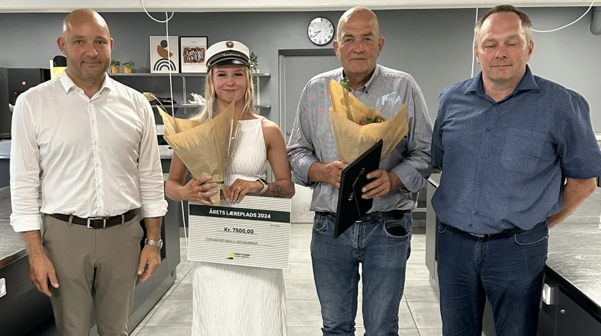 For første gang kårede Nordjyllands Landbrugsskole årets læreplads. Natasja Krogh Thomsen havde indstillet sin arbejdsplads Studsholt Agro i Sindal. Torben Farum (th.) fra projektet Landmand i Nord overrakte prisen sammen med forstander Jakob Autzen (tv.)