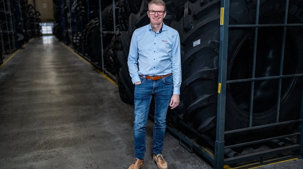 Uffe Hansen, salgschef hos landbrugsafdelingen hos NDI, der står bag Eurband, fortæller, at der kan være mange penge at spare på at reparere et stort dæk. Kan kunden ikke vente i sæsonen på at dækket bliver repareret, kan NDI også hjælpe med strakslevering af et nyt dæk gennem virksomhedens strategiske samarbejde med Super Dæk Breakdown Service.
