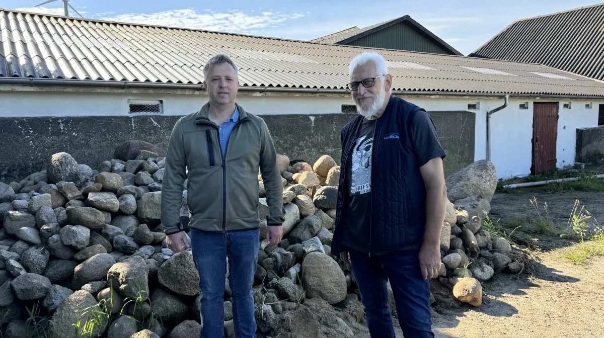 Landmand og bestyrelsesmedlem i Spiras, Søren Bloch, sammen med bankbestyrer af Kolding Stenbank Henning Bech-Larsen foran en bunke sten, der fremover bliver del af stenrev ved Gl. Ålbo i Lillebælt. Foto: Spiras