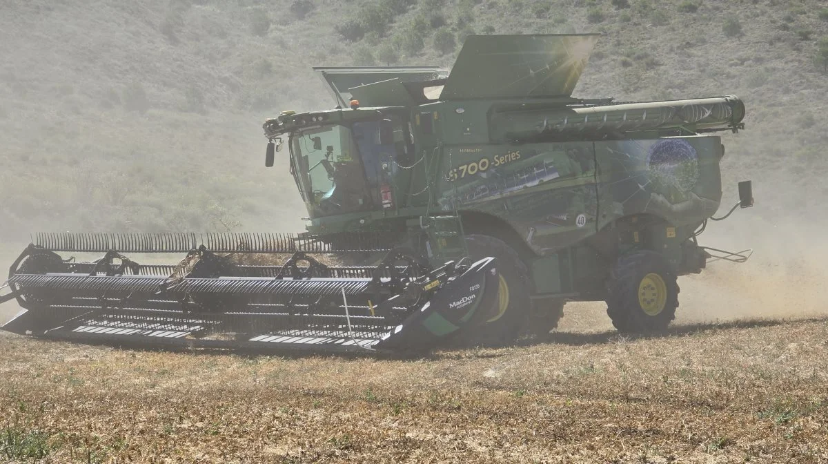 Høsten foregår i øjeblikket med to nye John Deere S 700 HillMaster-mejetærskere med 30-fods MacDon FD 135 Flexdraper-skærebord.