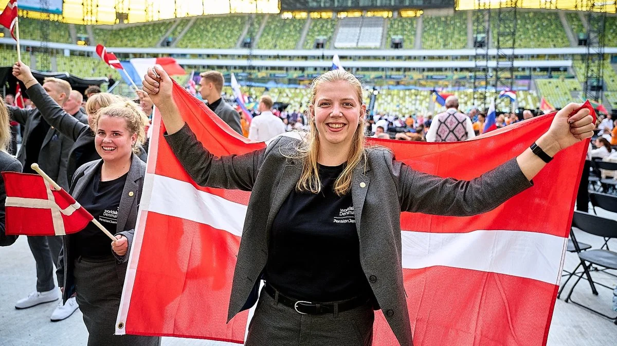 Birgitte Brunsgaard Jacobsen med dannebrog til afslutningsceremoni ved EuroSkills i Gdansk i Polen i 2023. Foto: SkillsDenmark