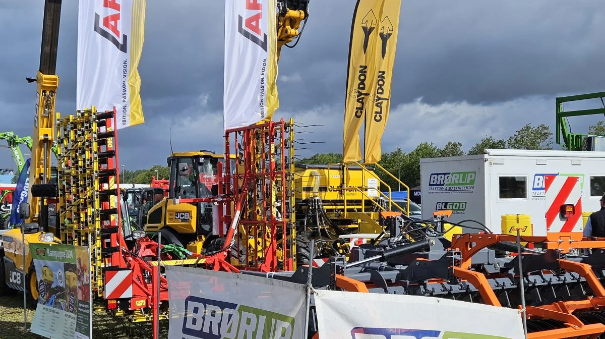 Tunge skyer over maskinudstillingen i forbindelse med Landsskuet i Herning, hvor det danske sommervejr indimellem viste sig fra sin barske side. Foto: John Ankersen